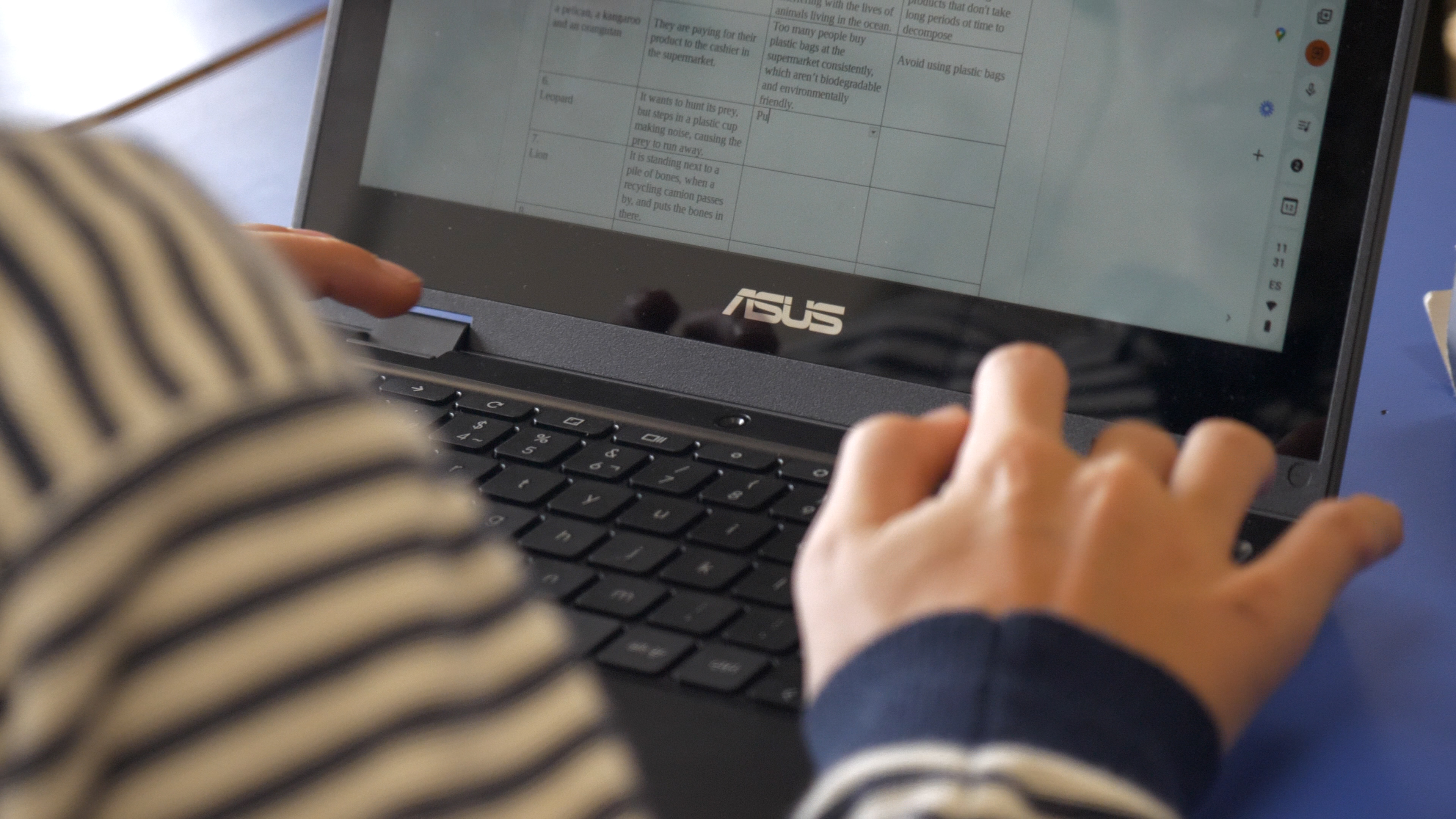 alumno liceo frances con portatil asus chromebook flip cr1